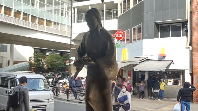 東京都荒川区の山吹の花一枝像