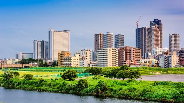 神奈川県川崎市の多摩川と市街地