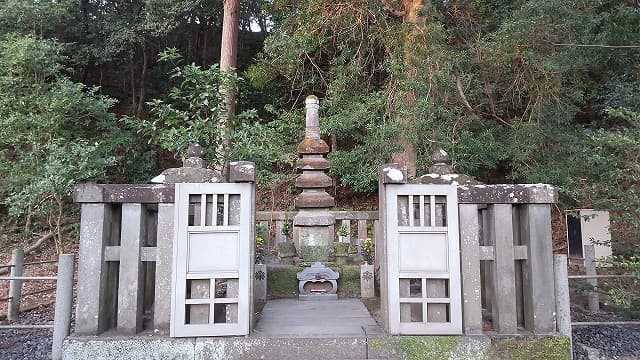 神奈川県の法華堂跡（源頼朝墓・北条義時墓）