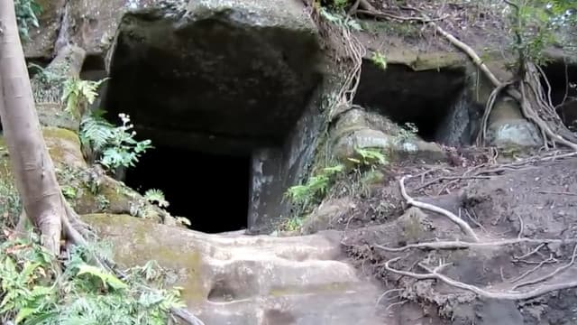 神奈川県鎌倉市の百八やぐら（覚園寺）