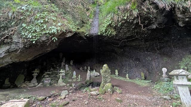 神奈川県足柄下郡の土肥椙山厳窟（伝源頼朝隠潜地）
