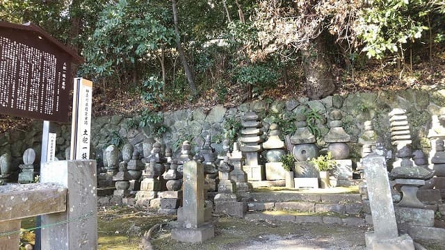 神奈川県足柄下郡の土肥一族の墓所