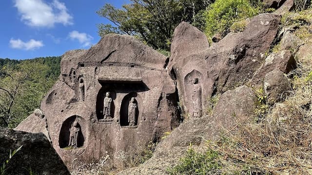 神奈川県足柄下郡の元箱根石仏群