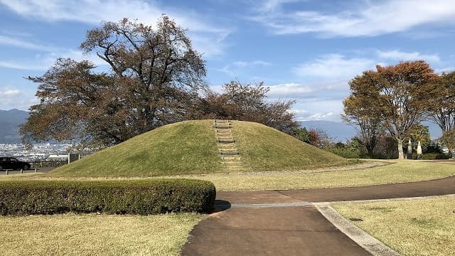 山梨県笛吹市の岡・銚子塚古墳