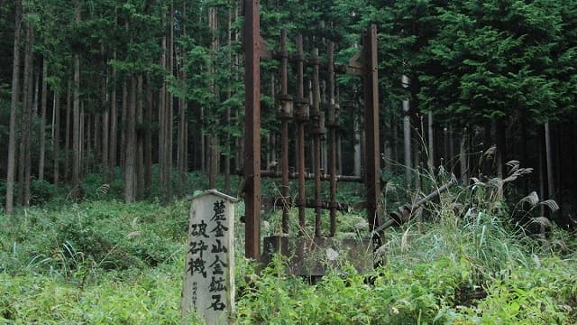 山梨県南巨摩郡の麓金山金鉱石破砕機