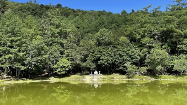 山梨県南巨摩郡の七面山一之池