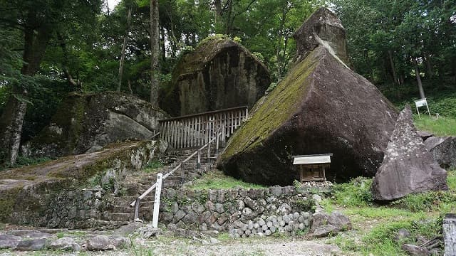 岐阜県下呂市の岩屋岩蔭遺跡