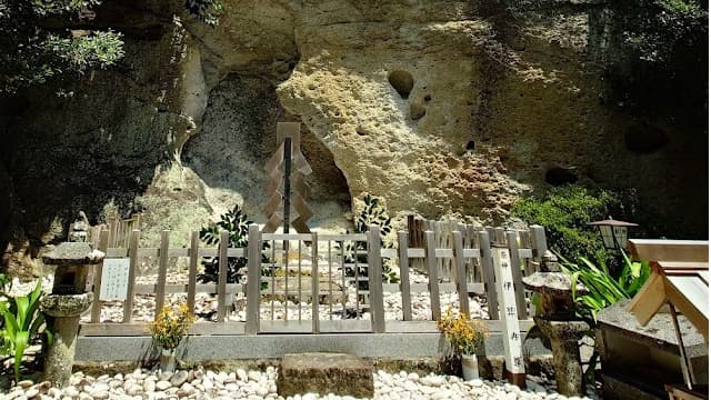 三重県熊野市の熊野参詣道（花の窟）