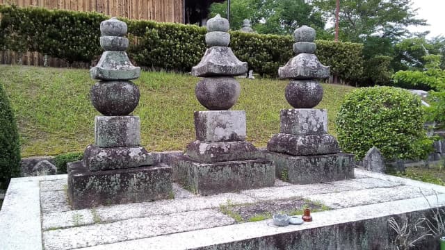 三重県伊賀市の西蓮寺の供養塔