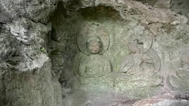 奈良県奈良市の春日山石窟仏