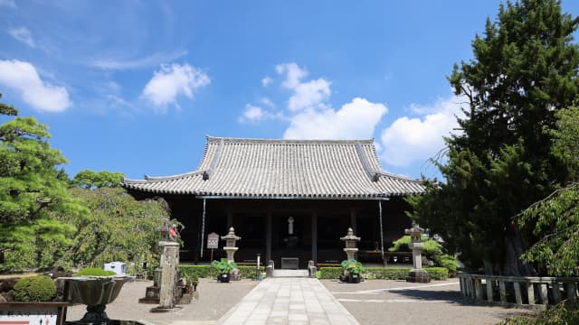 和歌山県日高郡の道成寺境内