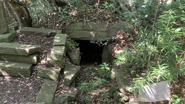 和歌山県西牟婁郡の安久川の塚穴