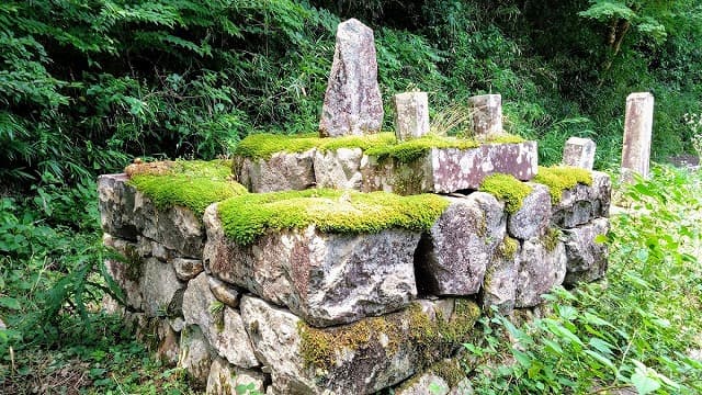 島根県鹿足郡の津和野藩主亀井茲矩墓