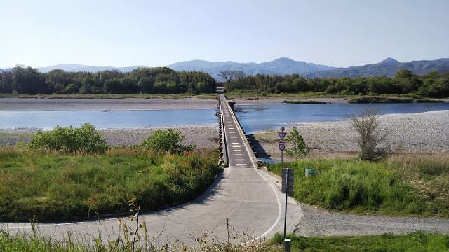 徳島県吉野川市の川島潜水橋