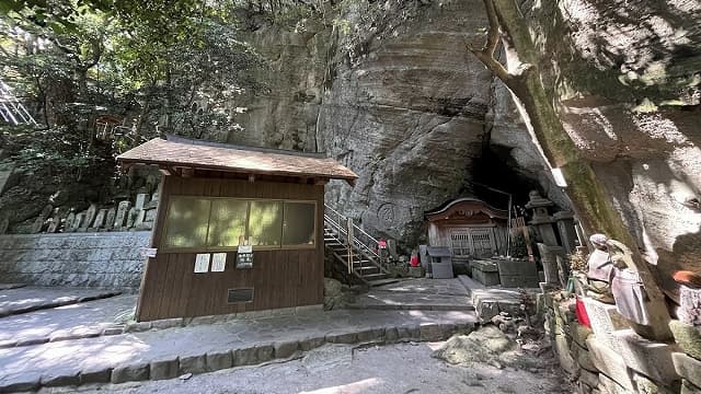 香川県三豊市の弥谷寺信仰遺跡