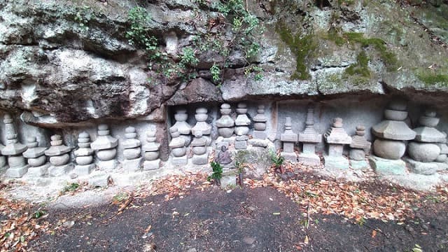 香川県三豊市の興隆寺跡石塔群