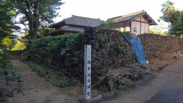 長崎県の楠本端山旧宅と楠本家墓地土墳群7基
