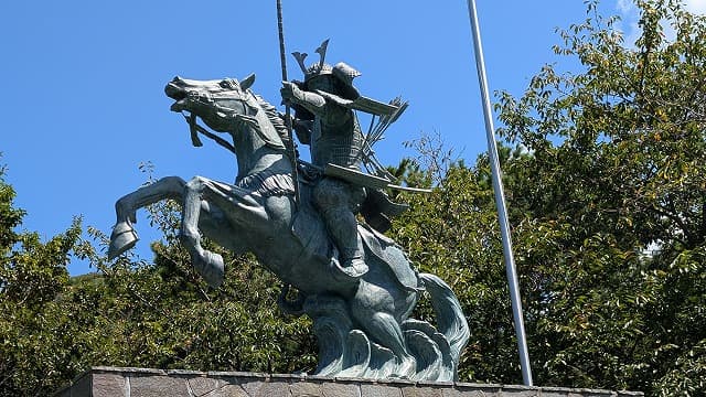 長崎県対馬市の小茂田浜神社・宗資国像