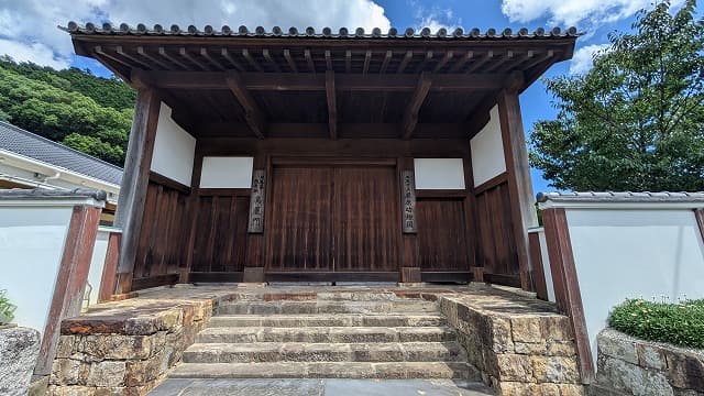 長崎県対馬市の厳原城下町・桟原館正門
