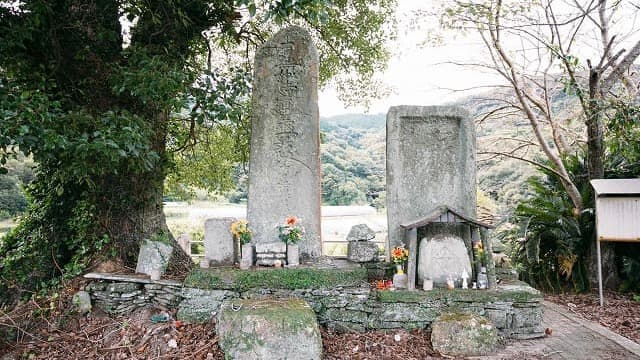 長崎県の西彼町のキリシタン墓碑（2基）