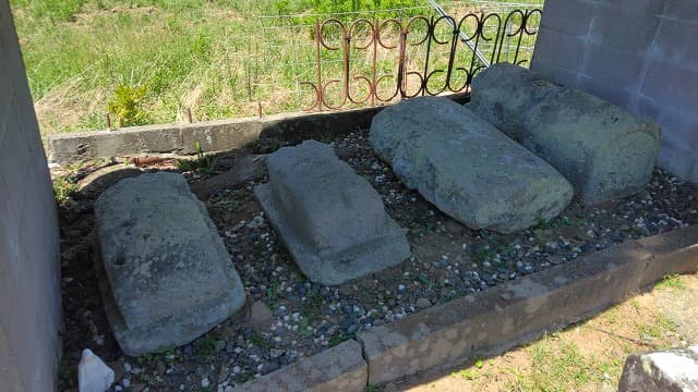 長崎県の北有馬町西正寺のキリシタン墓碑（3基）