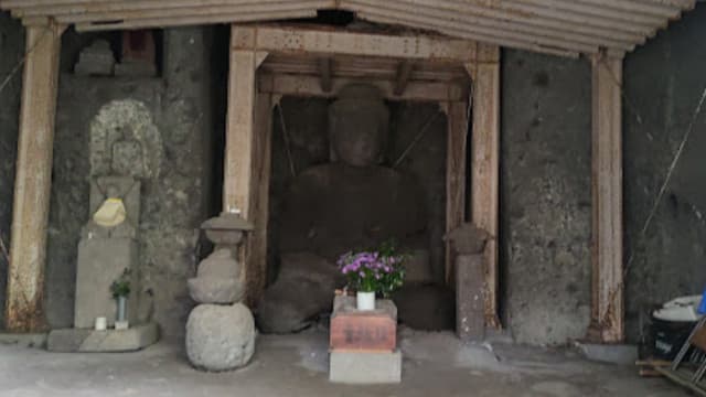 大分市の曲石仏附双塔（五輪塔）磨崖連碑