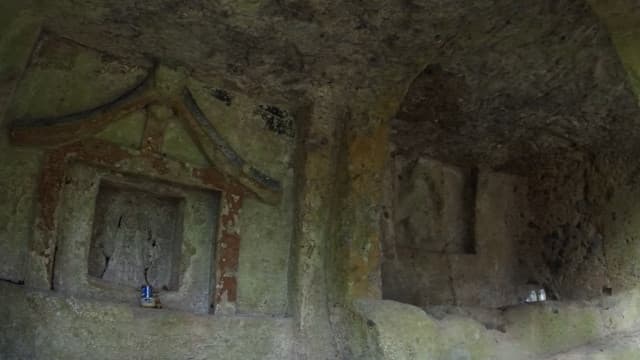 大分市の口戸磨崖仏附磨崖五輪双塔