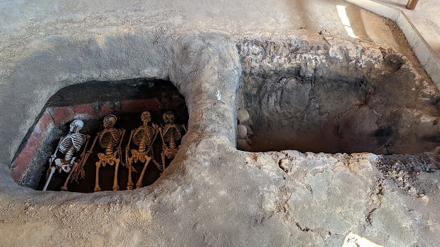 小林市の東二原地下式横穴墓群