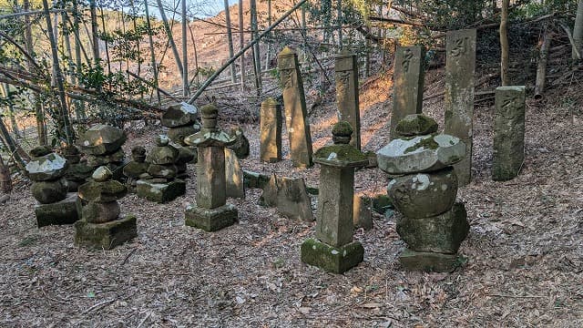 鹿児島県姶良郡の栗野町田尾原の供養塔群