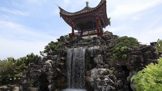 沖縄県那覇市の福州園の冶山と冶亭