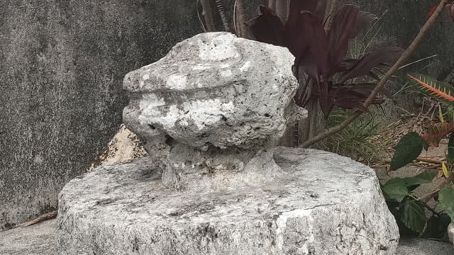 沖縄県宜野湾市のメートーヤマ前のシーサー