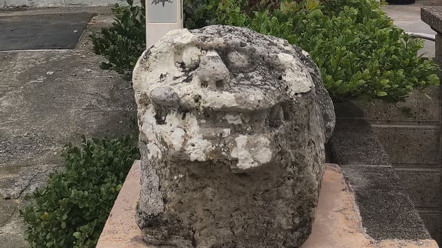 沖縄県宜野湾市のナカムトゥ前のシーサー