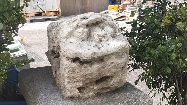 沖縄県宜野湾市のクラニーグァー前のシーサー