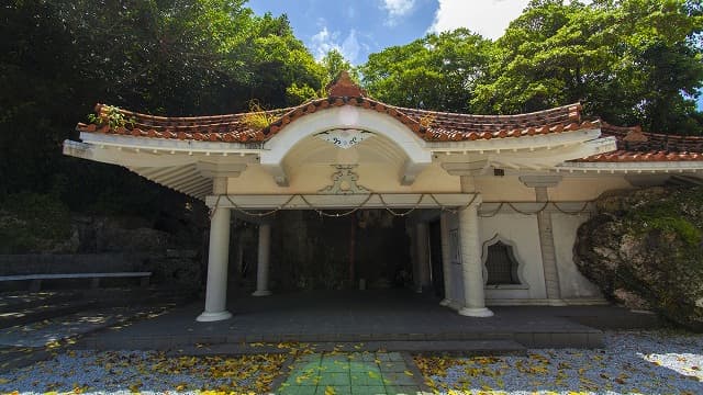 沖縄県糸満市の白銀堂・御堂前